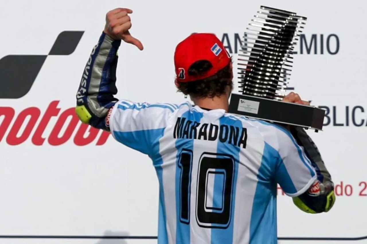 Maradona, un mito assoluto. E quella simpatia tra lui e Valentino